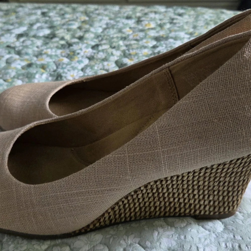 AEROSOLES Women's Tan Wedge Heels - Picture 2 of 7